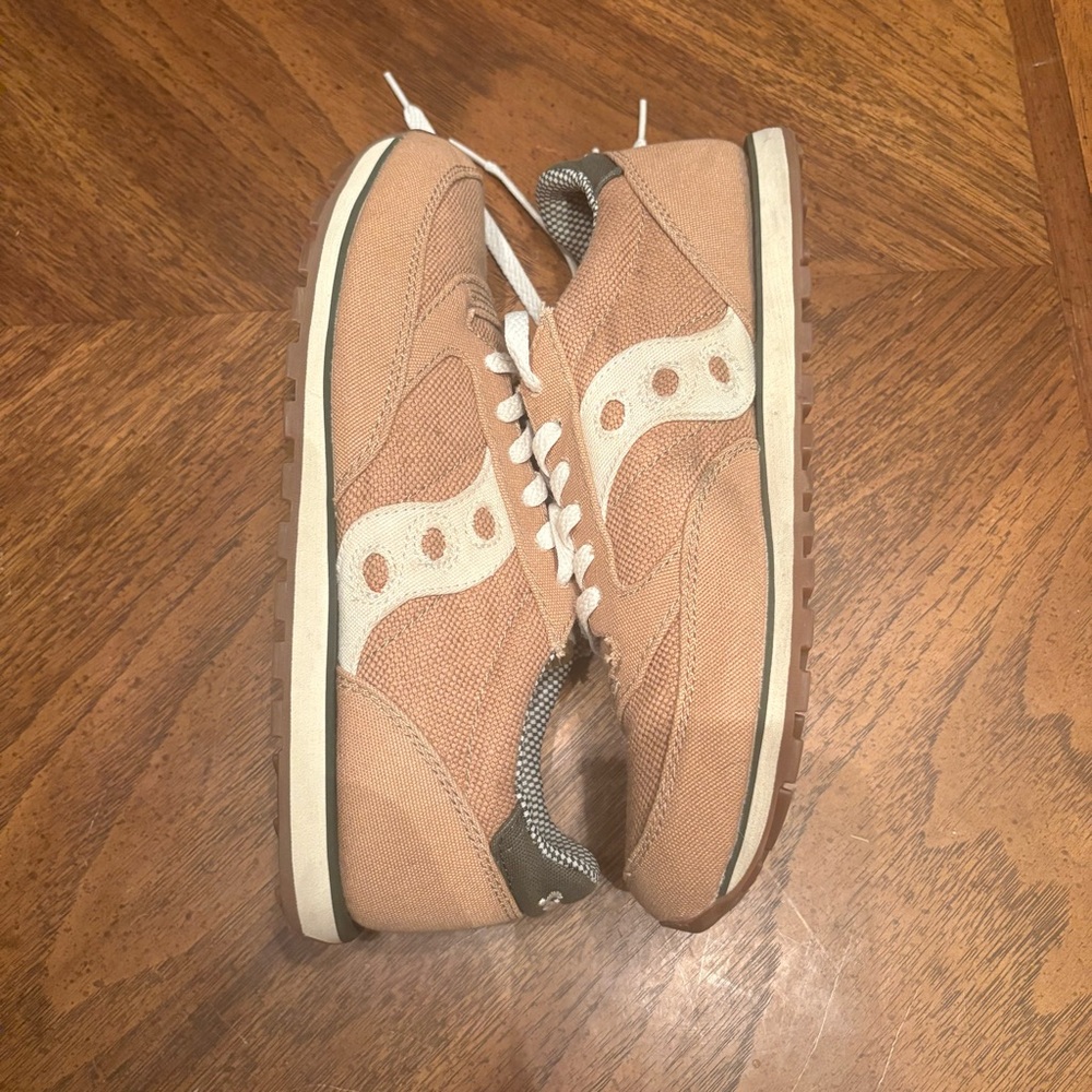 Vegan Saucony Jazz Tan and cream shoes